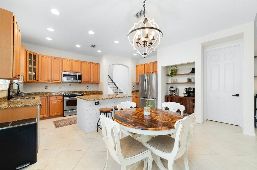 Building Photo - 4015 NW Deer Oak Dr