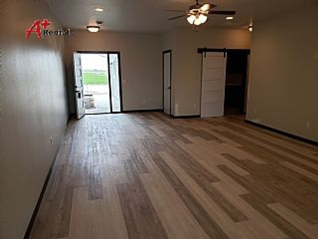 Building Photo - Three bedroom two bathroom Twin home w/ tr...