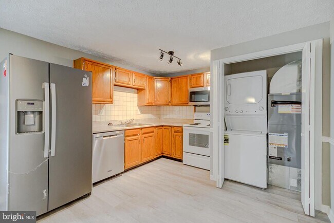 Building Photo - 10904 Huntington Woods Cir