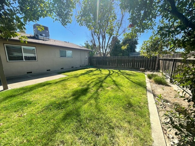 Building Photo - 3233 Nightingale Dr
