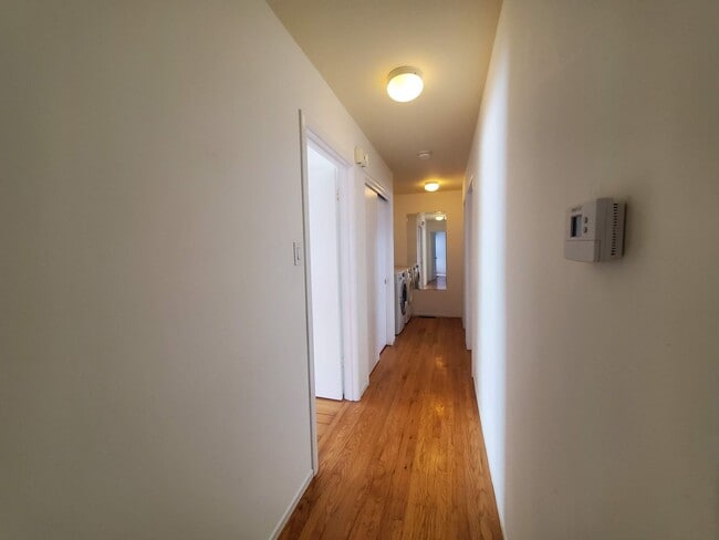 Building Photo - Kentfield 3x2 Flat + detached office, fron...
