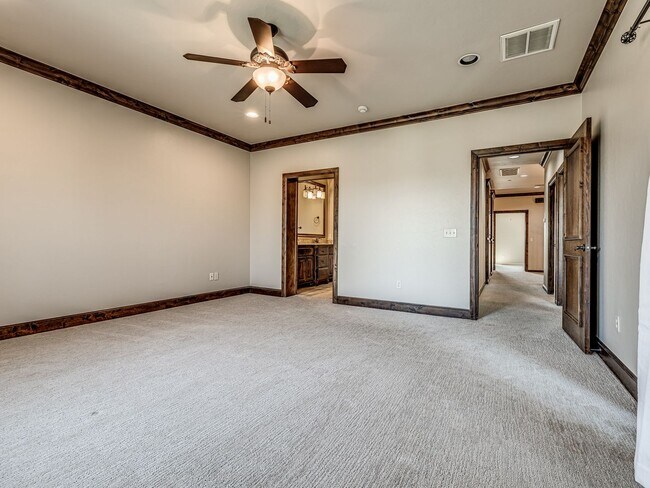 Building Photo - Luxury Townhome in Edmond + Near Rose Cree...