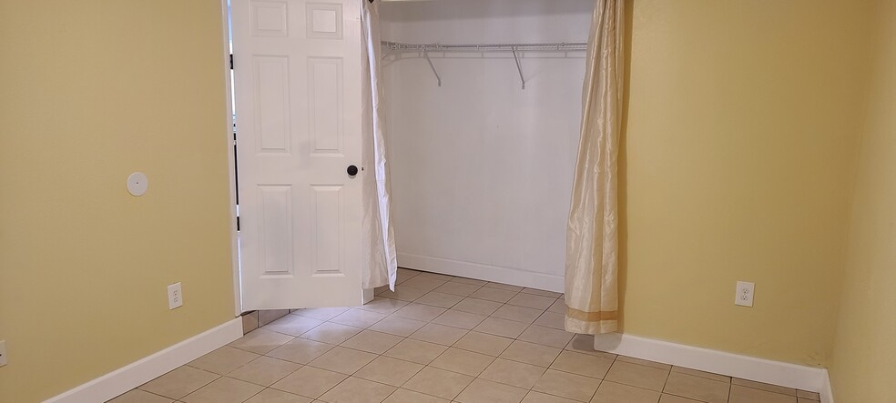 Building Photo - 4691 Pleasant Valley Ct