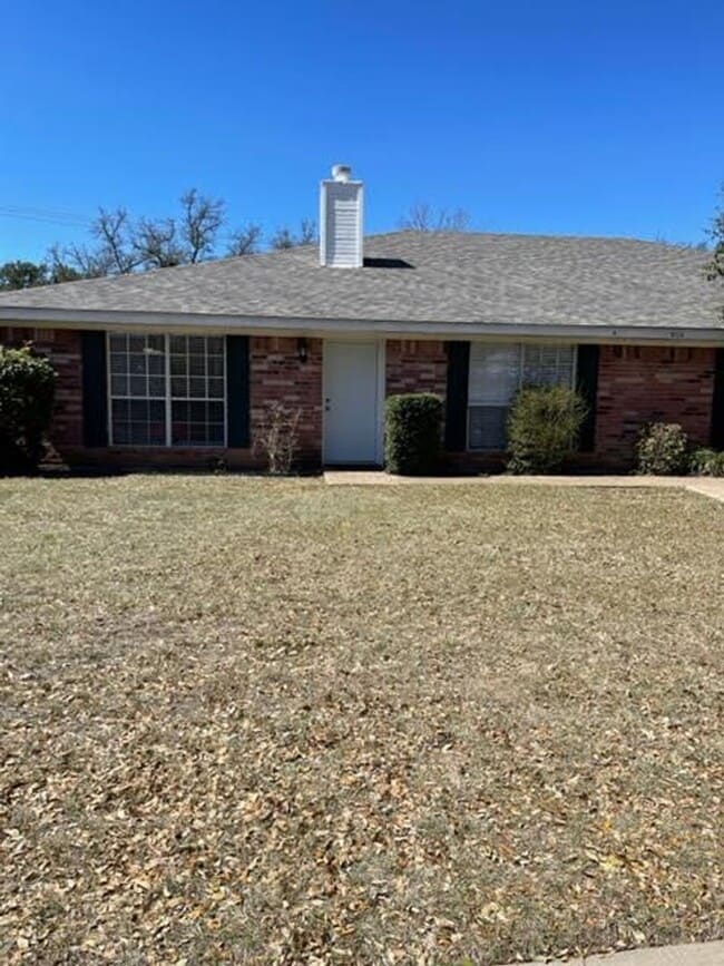 Primary Photo - 928 Briar Dr