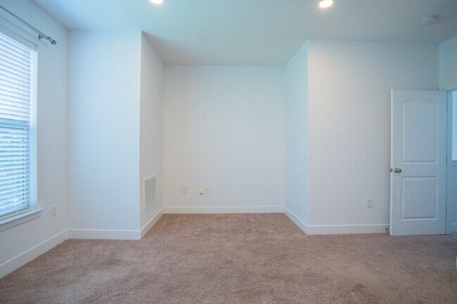 Building Photo - 1032 Skyline View Way