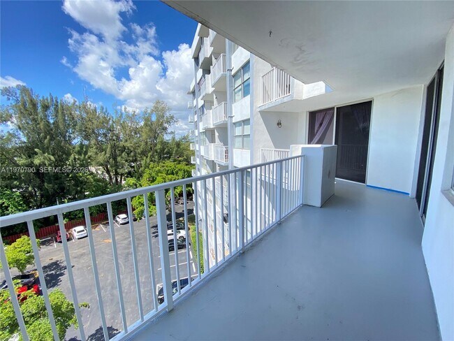 Building Photo - 1300 NE Miami Gardens Dr