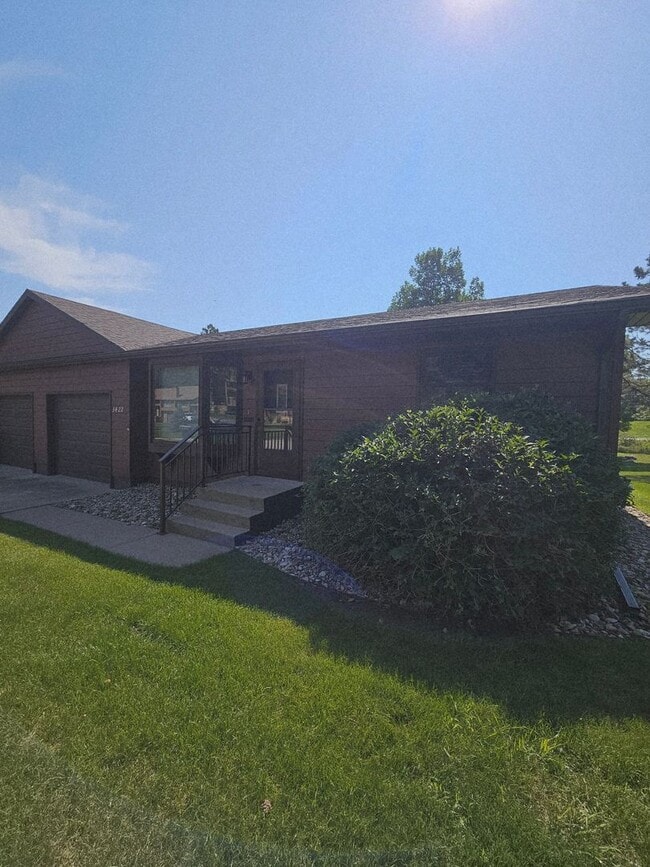 Building Photo - 2 BEDROOM | 1 BATH | SINGLE LEVEL | GARAGE...