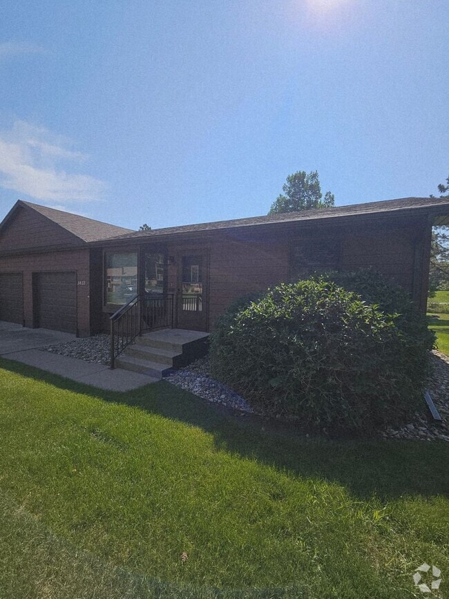 Building Photo - 2 BEDROOM | 1 BATH | SINGLE LEVEL | GARAGE...