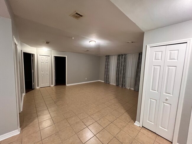 Building Photo - 6127 E Clay St