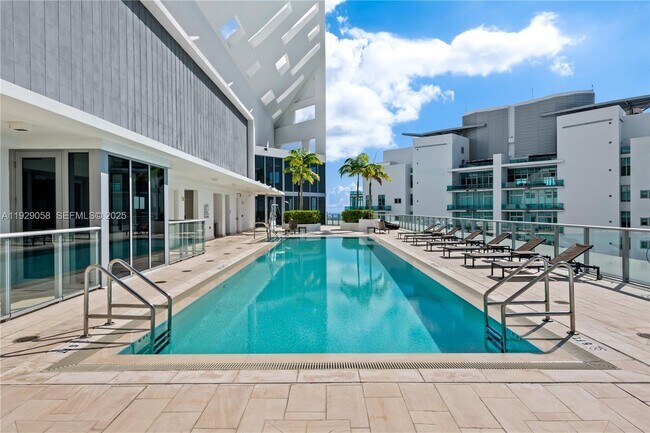 Building Photo - 1300 Brickell Bay Dr