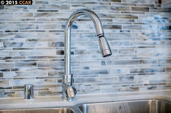 Building Photo - Gorgeous, Massive, 1BR/1BA, Fully Updated, 1000sqft+, A+++ Location, Parking Included