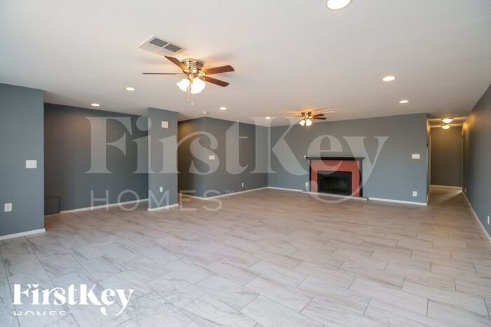 Building Photo - 5610 S 20th Ln