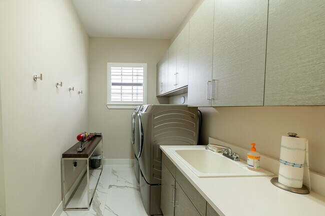 Building Photo - 3018 Safflower Cir