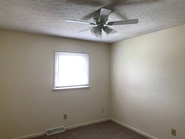 Building Photo - End Unit Townhome off Old Forest Road