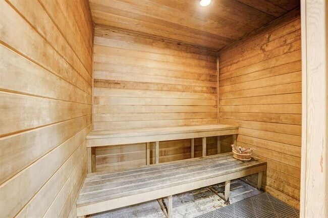 Building Photo - 1750 N Bayshore Dr