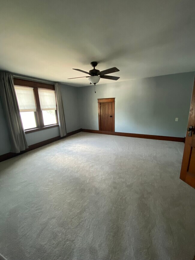 Building Photo - 142 N Main St