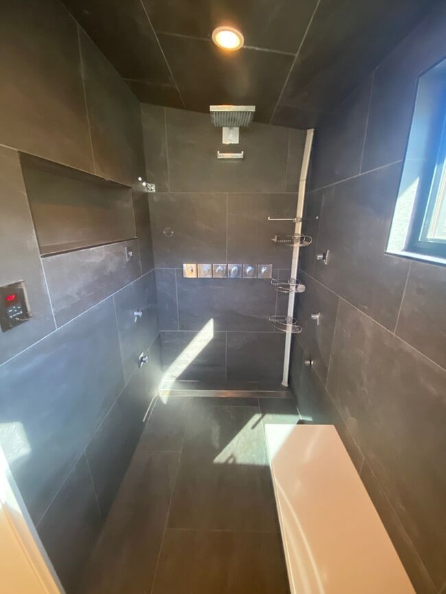 Building Photo - Manoa 5 Bedroom, 3.5 Bathroom, 2-Car Garag...