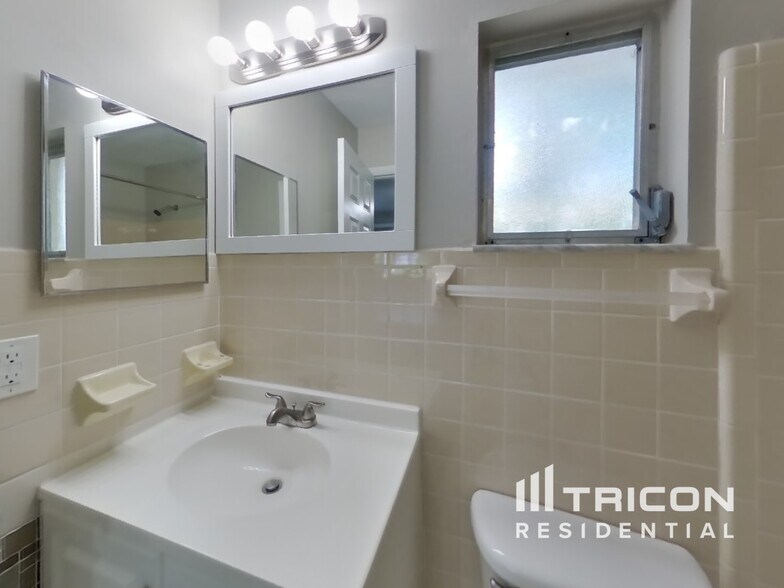 Building Photo - 227 Lochmond Dr