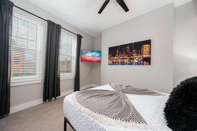Building Photo - 1 Bedroom corner unit in the heart of Shor...