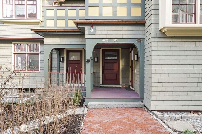 Building Photo - 165 Winthrop Rd
