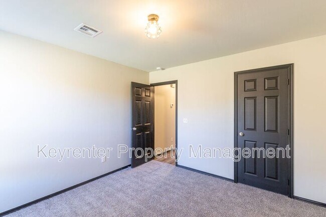 Building Photo - 1425 Sandstone Dr