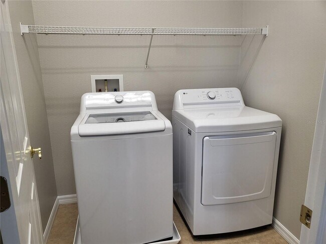 Building Photo - Gated Community Townhome 3br/2.5ba/2 Car G...