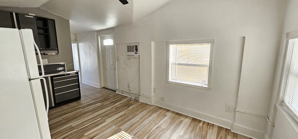 Building Photo - 1824 Roosevelt St