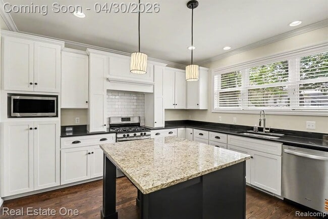 Building Photo - 714 E University Ave