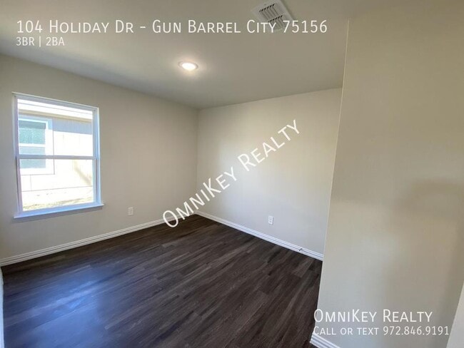 Building Photo - 104 Holiday Dr