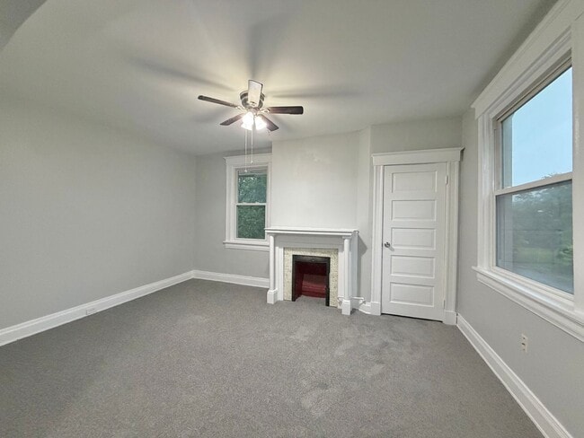 Building Photo - Large 3 bed 1.5 bath! Available NOW!