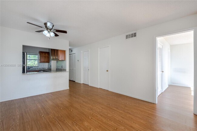 Building Photo - 9949 Sandalfoot Blvd