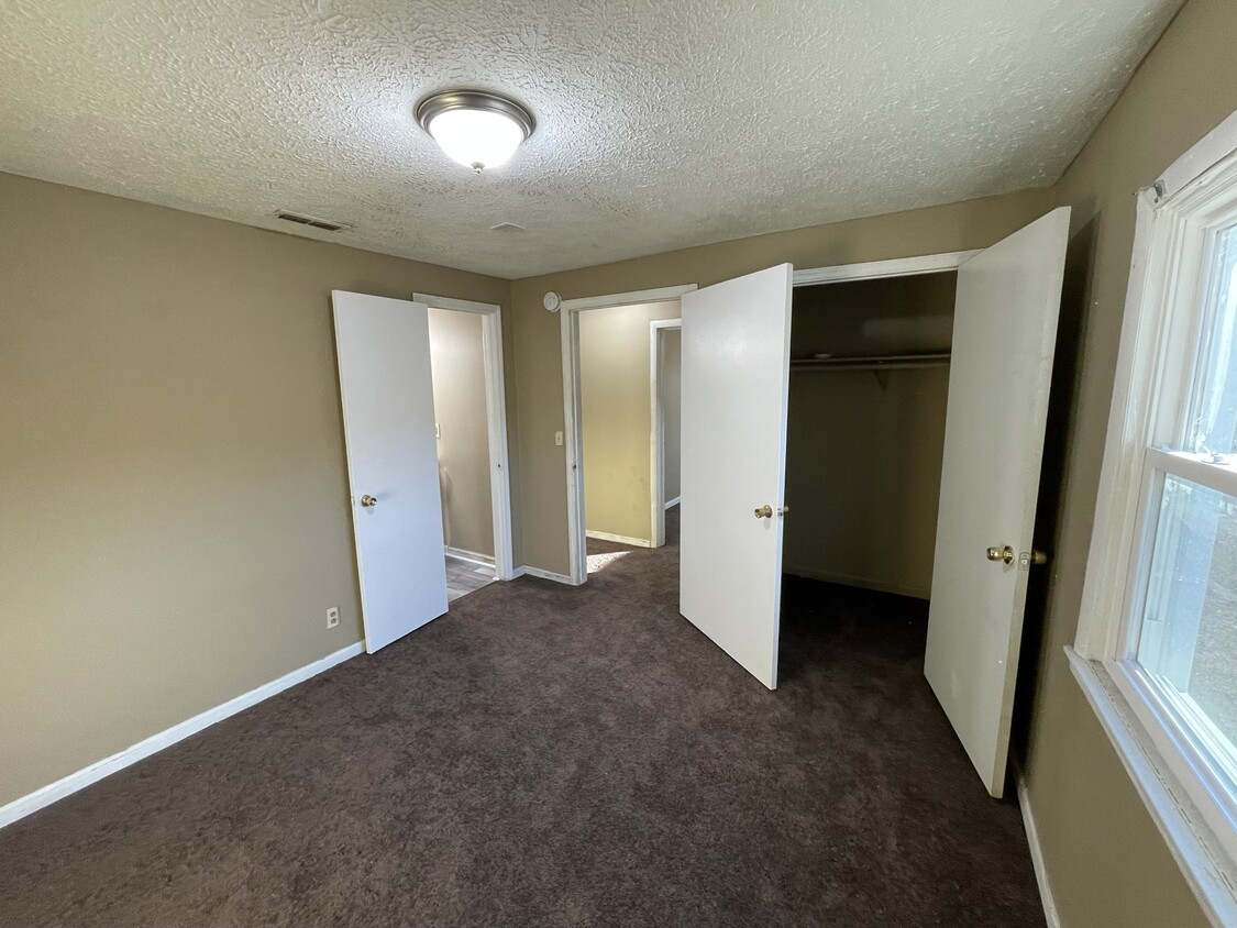Building Photo - 612 Sun Cir
