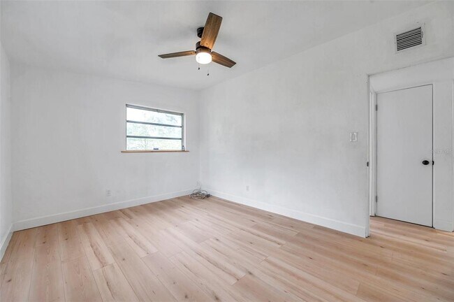 Building Photo - 209 Southeast Jefferson Cir N