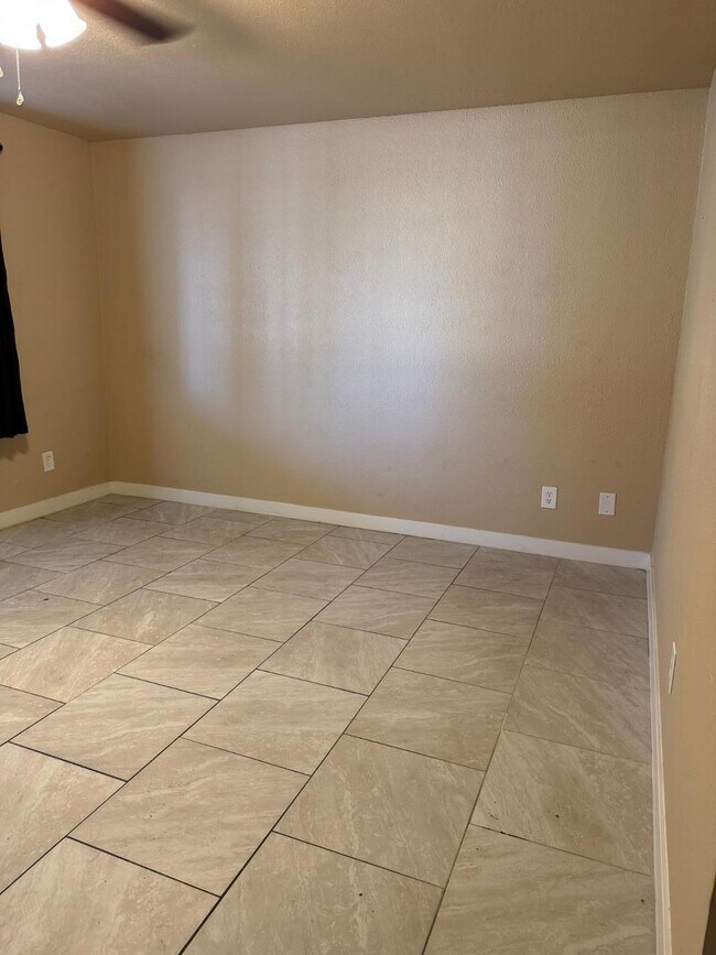 Building Photo - 1438 N Shill Dr