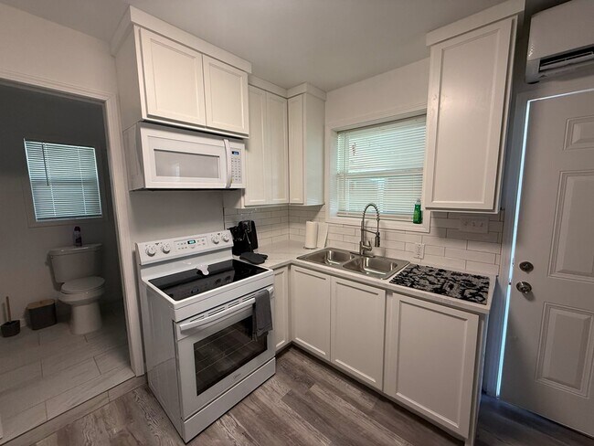 Building Photo - 420 E 47th St