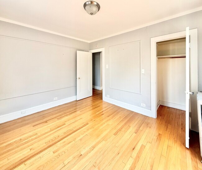 Building Photo - 2801 W Lunt Ave