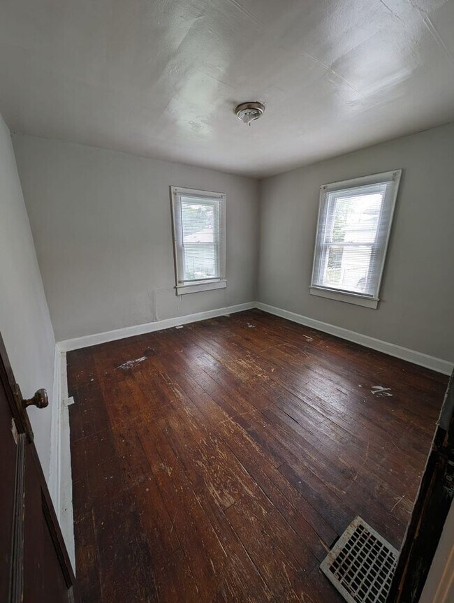 Building Photo - Spacious 2 bedroom 1 bath Home\