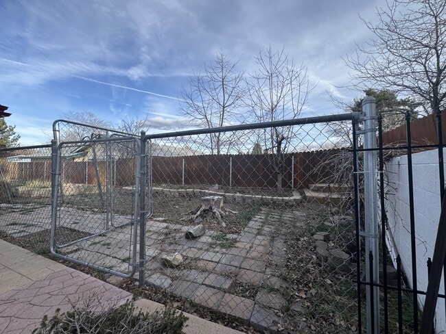 Building Photo - 1855 King Edward Dr