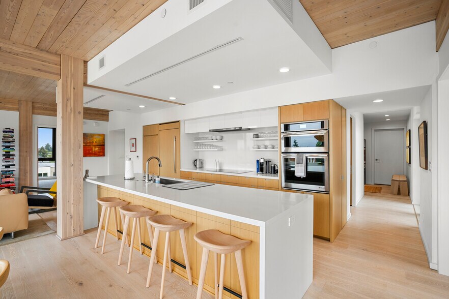 Building Photo - 12 NE Fremont St