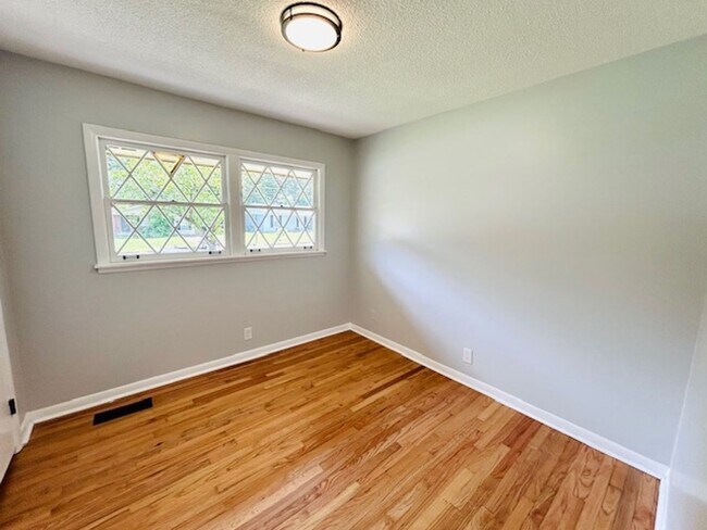 Building Photo - MOVE IN SPECIAL- $300 Off First Month's Rent-MOVE IN READY BRICK HOME!