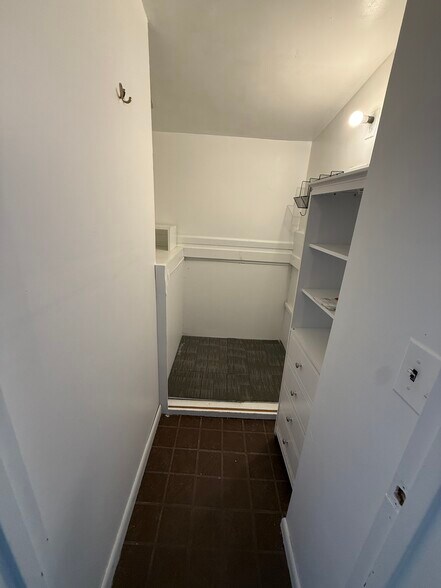 Building Photo - 733 Oakwood Ave