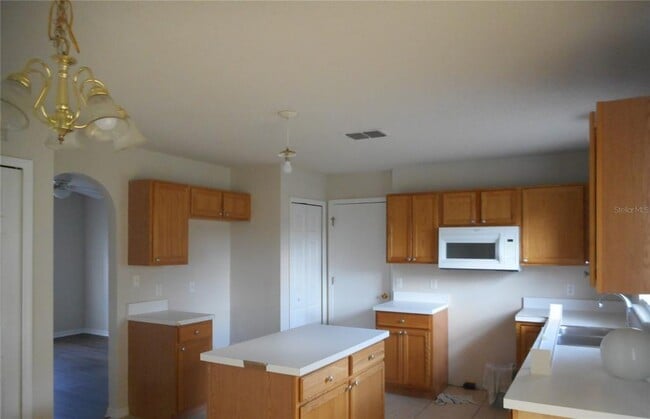 Building Photo - 950 Derbyshire Dr