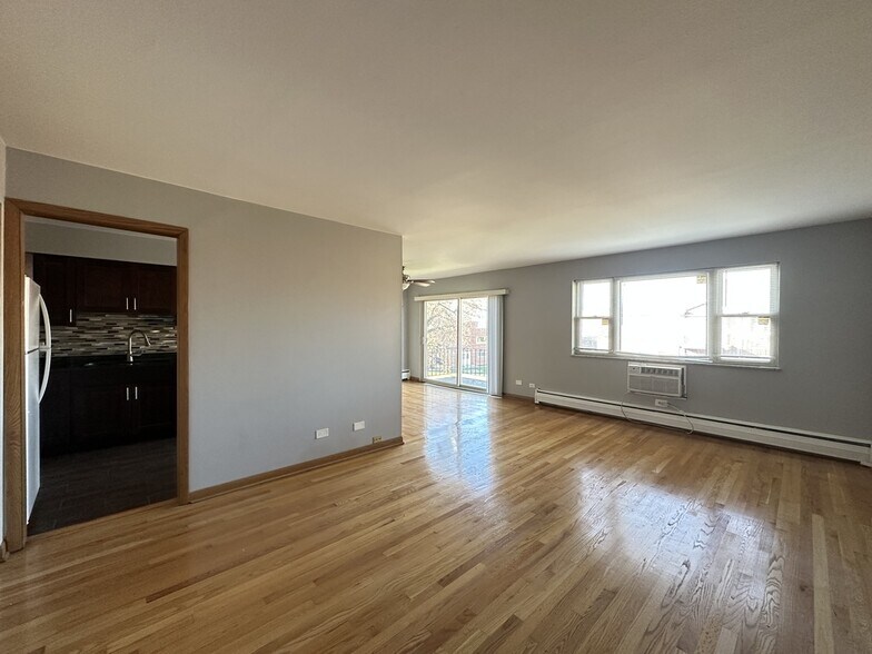 Building Photo - 1026 S River Rd