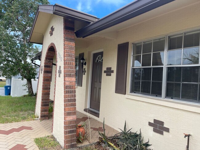 Building Photo - Adorable three bedroom two bath one car ga...