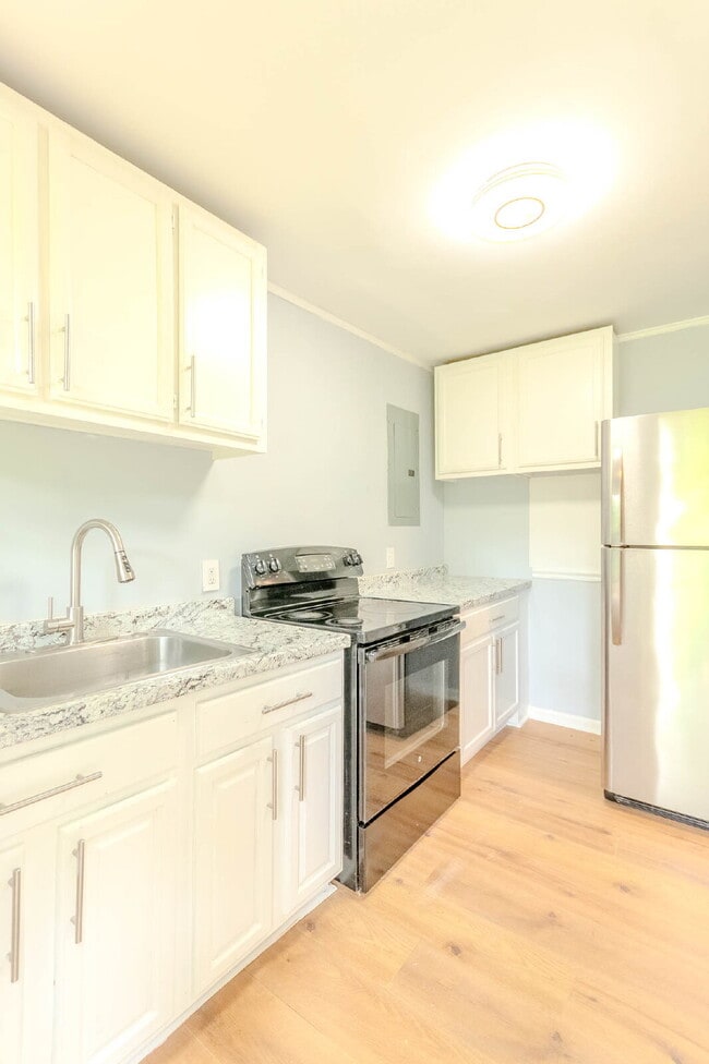 Building Photo - Fantastic 2 Bed, 1 Bath.  Walk to MTSU!