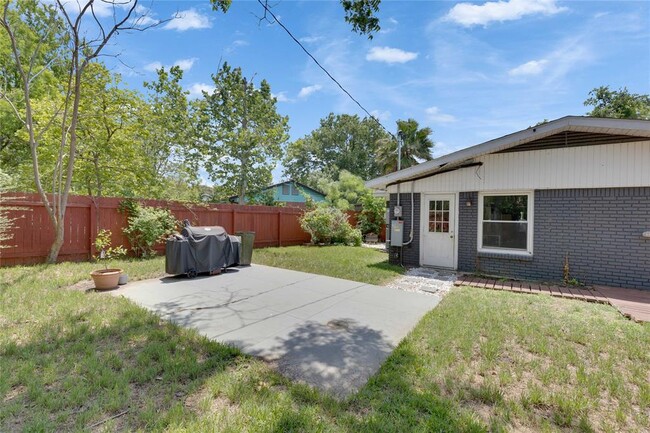 Building Photo - 2102 Bristol Dr