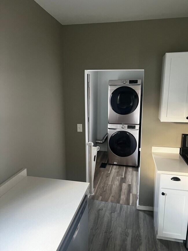 Building Photo - 313 Victoria Ave