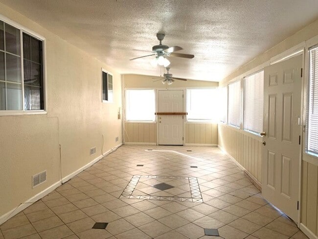 Building Photo - Cozy Three Bedroom, Two Bathroom Home with 2-Car Garage in S. Natomas