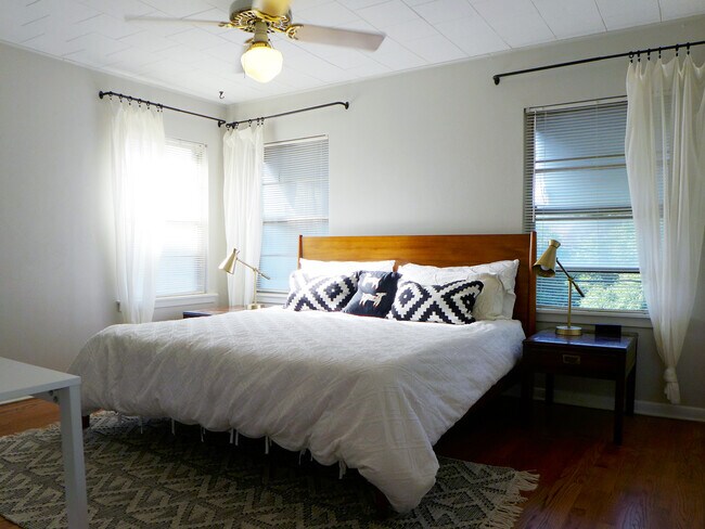 Building Photo - 310 West Mistletoe Avenue