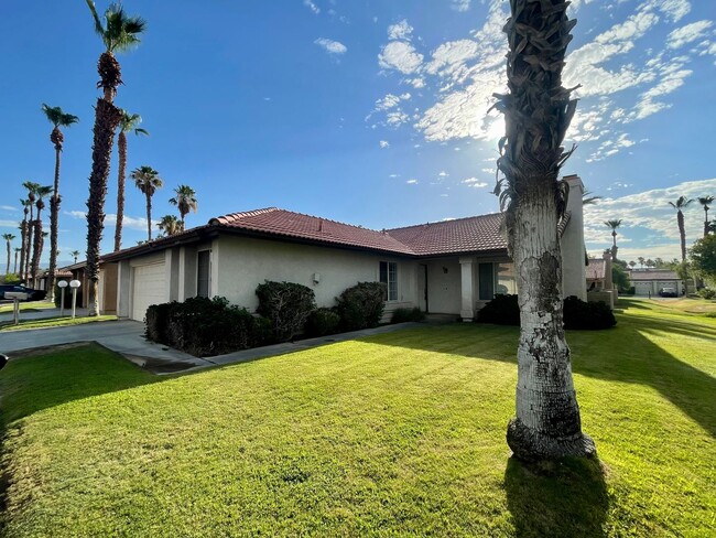 Building Photo - AVAILABLE NOW! 3 Bedroom 2 Bathroom Home in Golden Sun Estates!